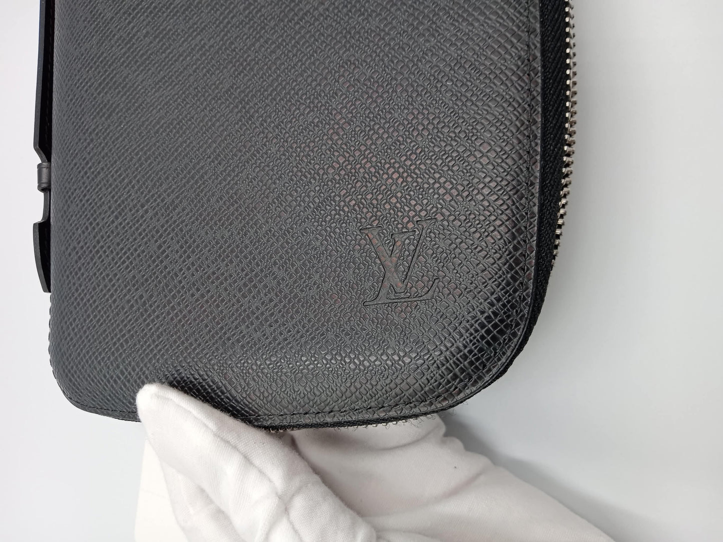 LOUIS VUITTON Taiga Leather Atoll Organizer