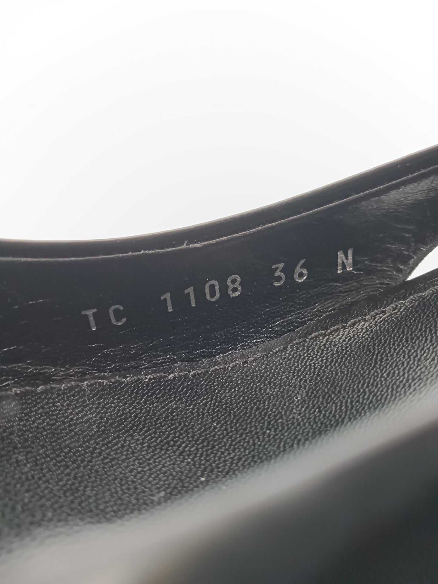 LOUIS VUITTON Slingback Pump