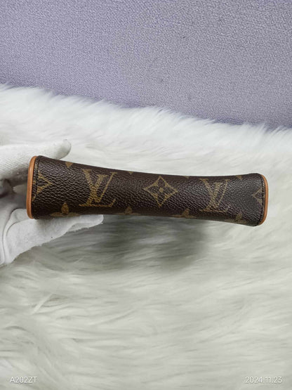LOUIS VUITTON Monogram Pochette Florentine
