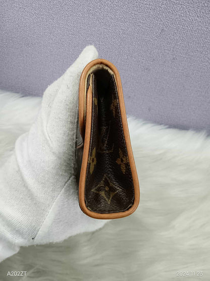 LOUIS VUITTON Monogram Pochette Florentine