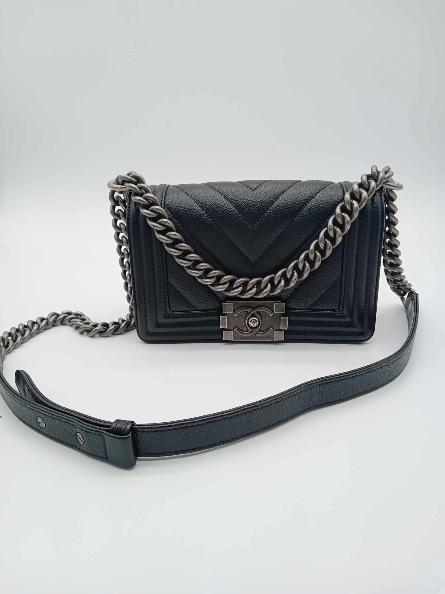 CHANEL Caviar V-Stitch Leboy