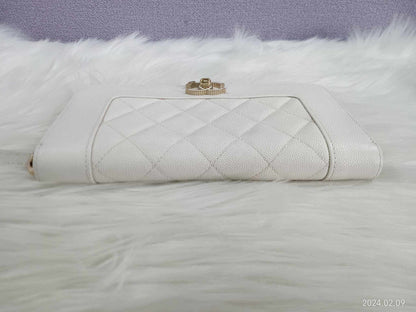 CHANEL Caviar Zippy Wallet