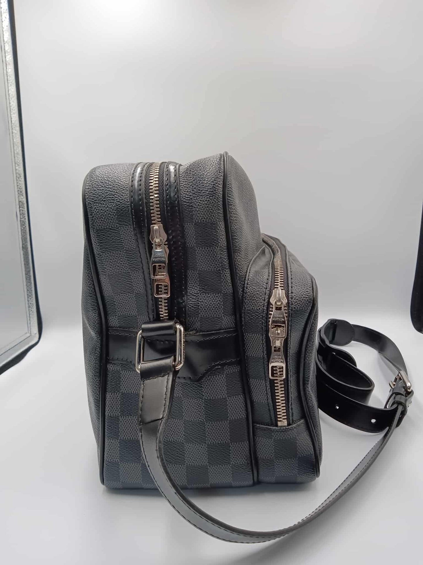 LOUIS VUITTON Damier Graphite Sac Leoh Messenger Bag