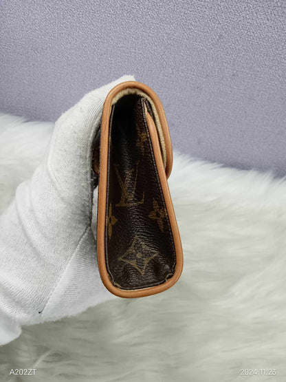 LOUIS VUITTON Monogram Pochette Florentine