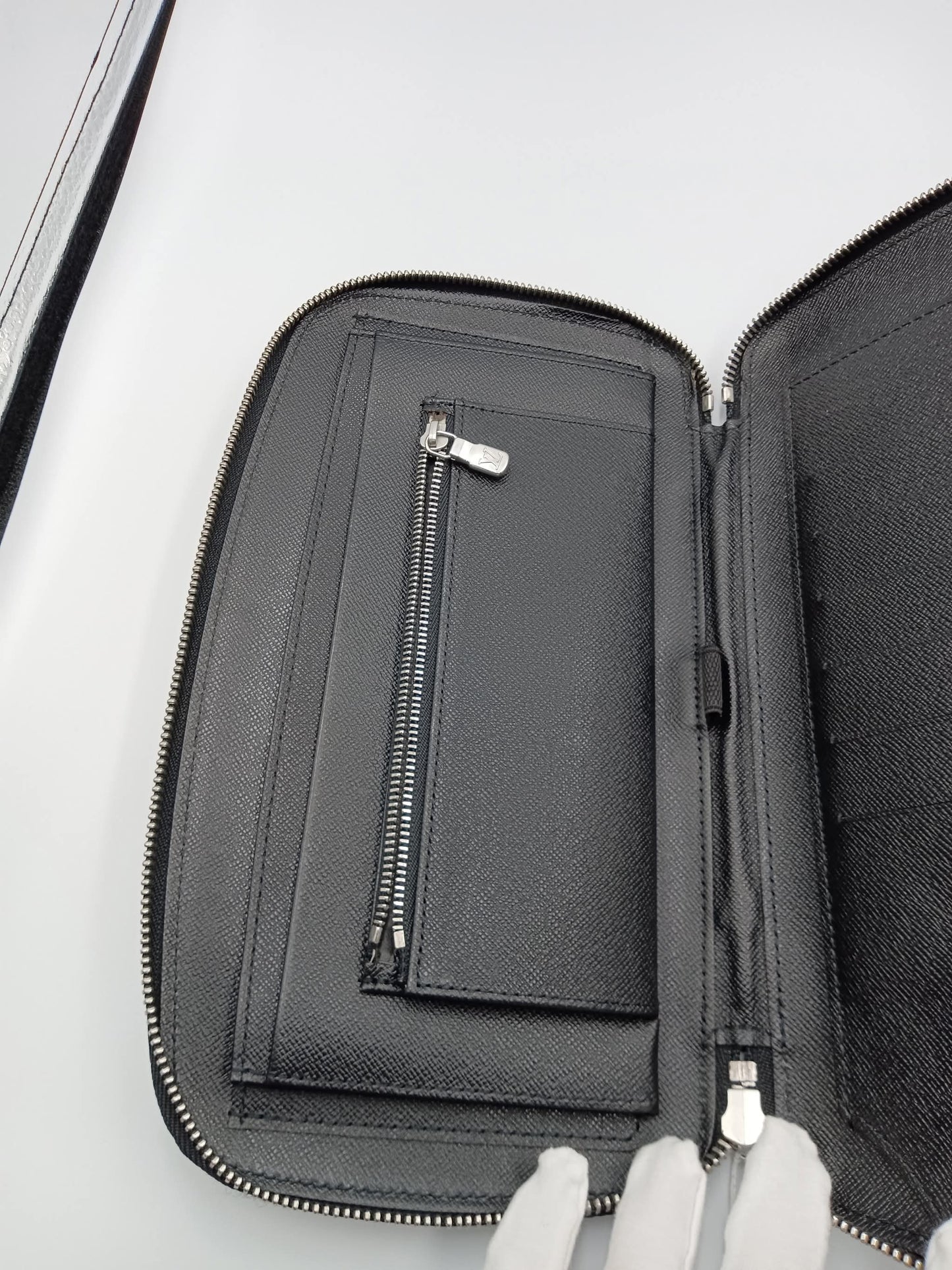 LOUIS VUITTON Taiga Leather Atoll Organizer