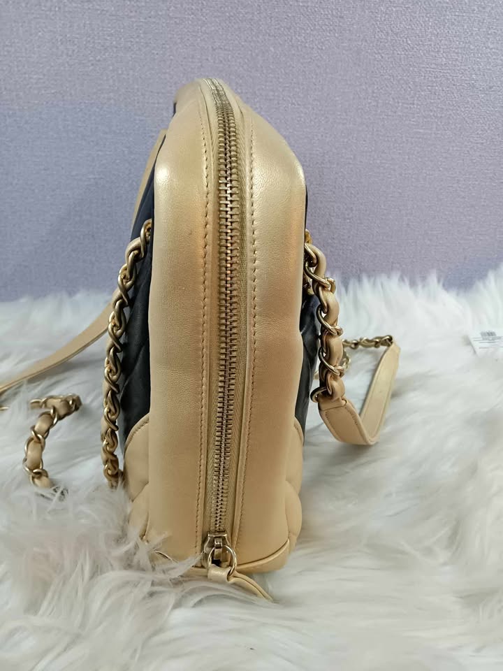 CHANEL Chain Shoulder Bag