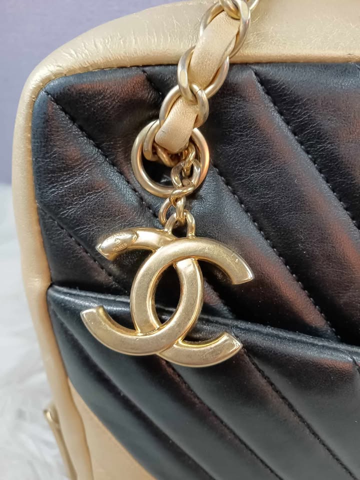 CHANEL Chain Shoulder Bag