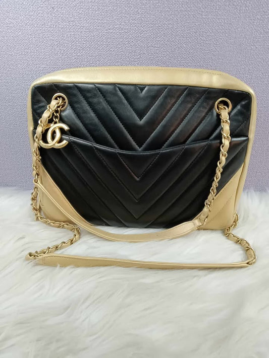 CHANEL Chain Shoulder Bag