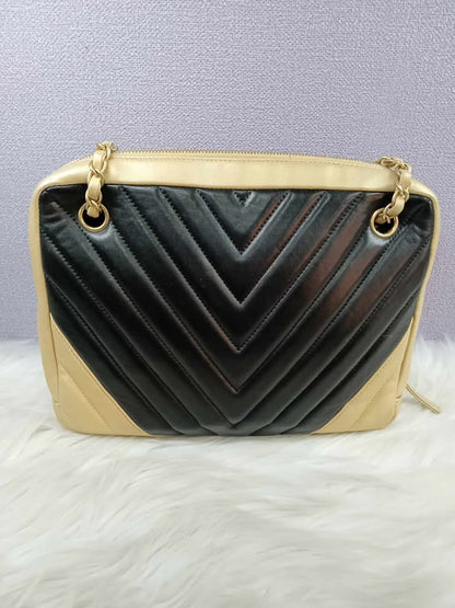 CHANEL Chain Shoulder Bag