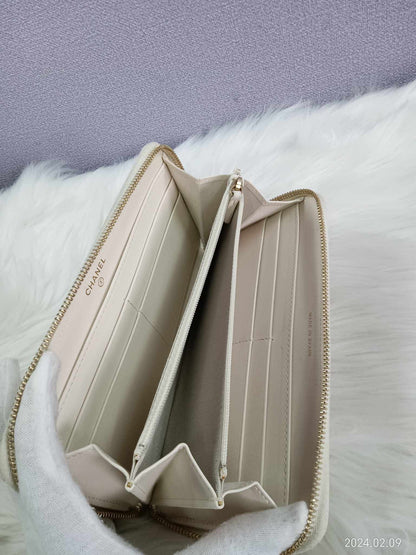 CHANEL Caviar Zippy Wallet