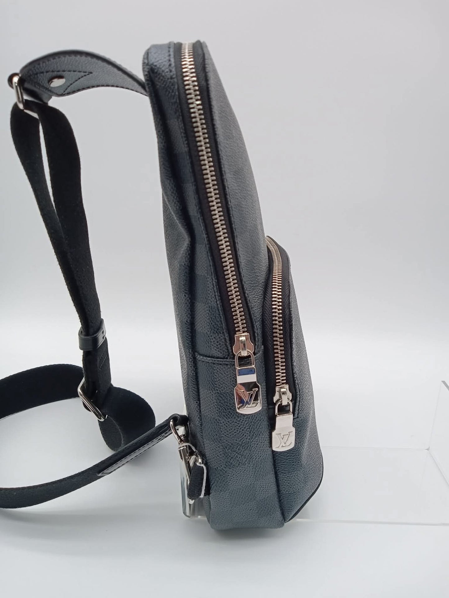 LOUIS VUITTON Damier Graphite Avenue