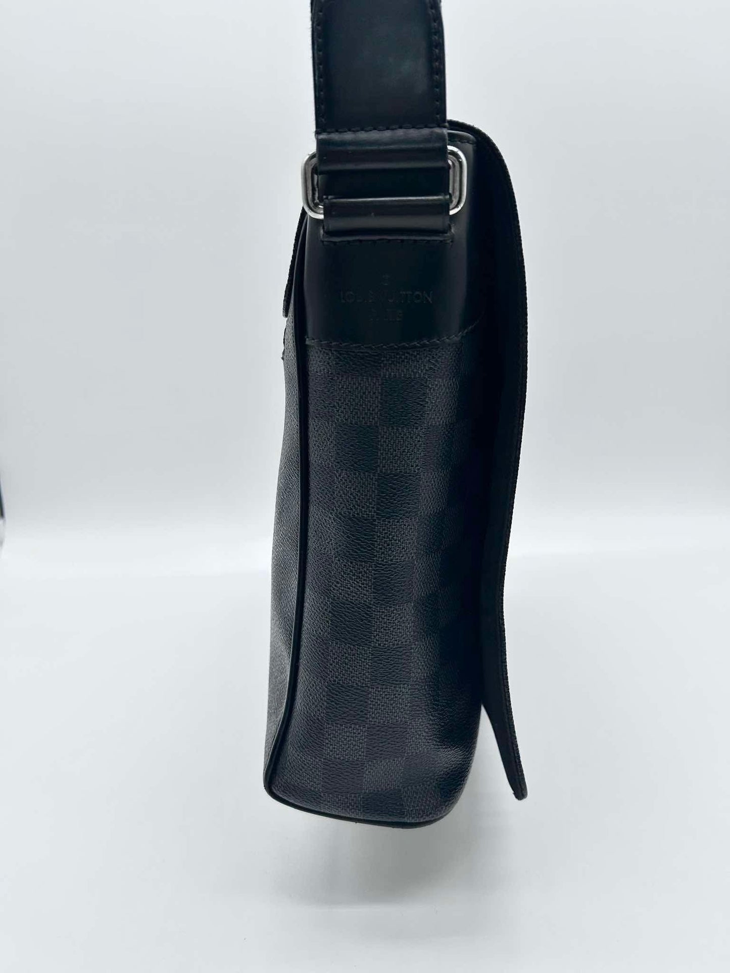 LOUIS VUITTON Damier Graphite District Messenger Bag