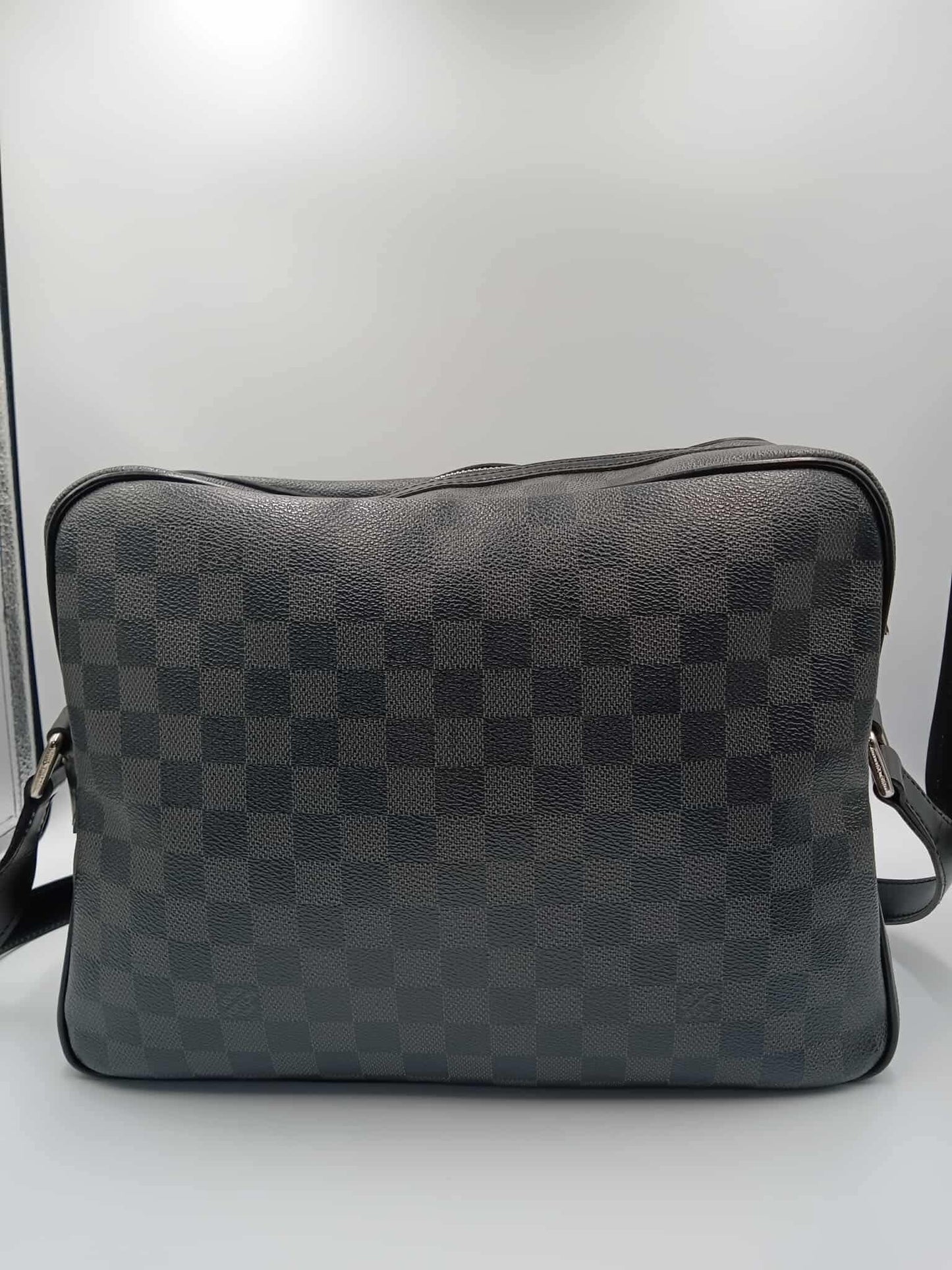 LOUIS VUITTON Damier Graphite Sac Leoh Messenger Bag