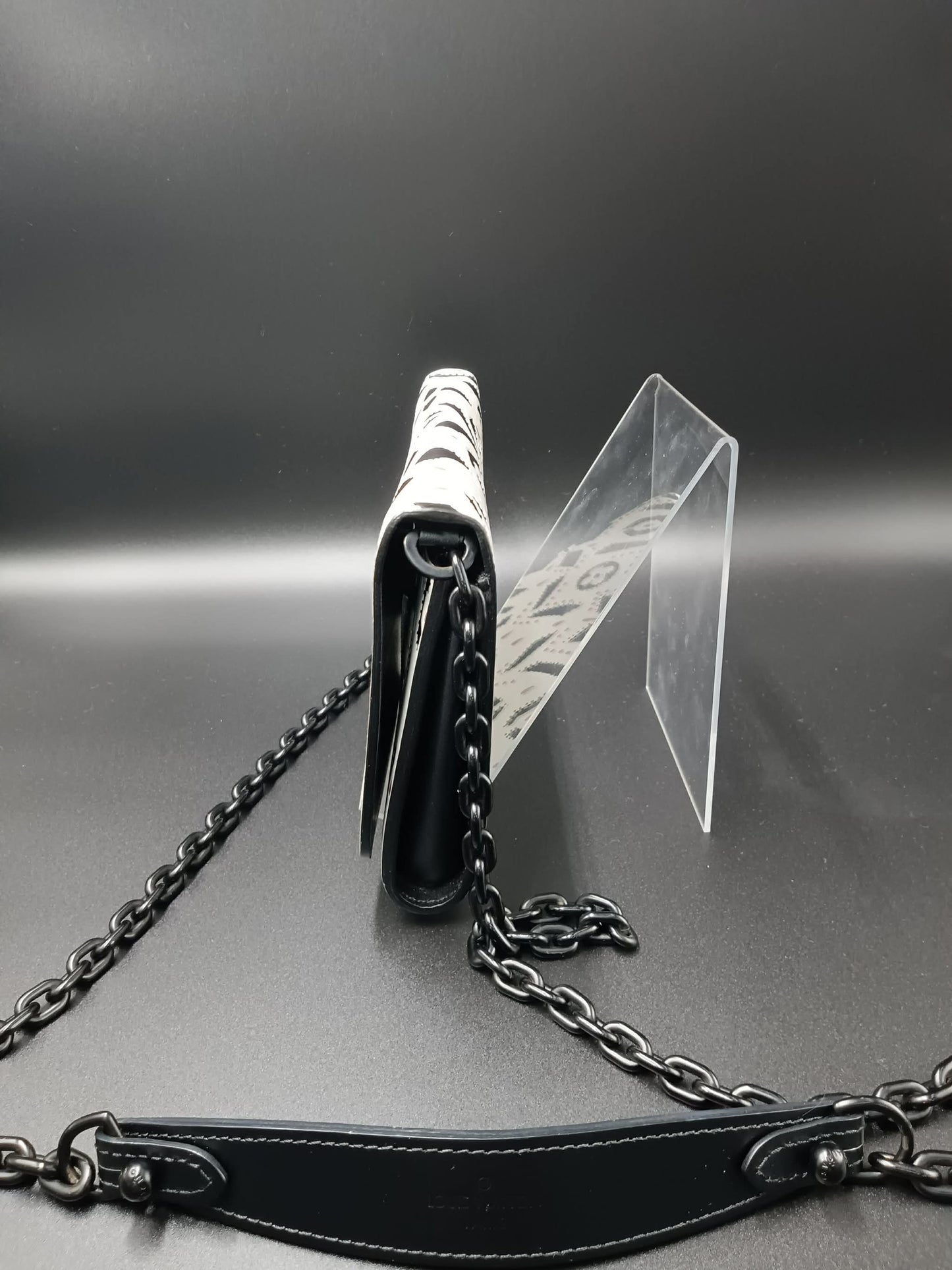 LOUIS VUITTON Graphic Print Twist Chain Bag