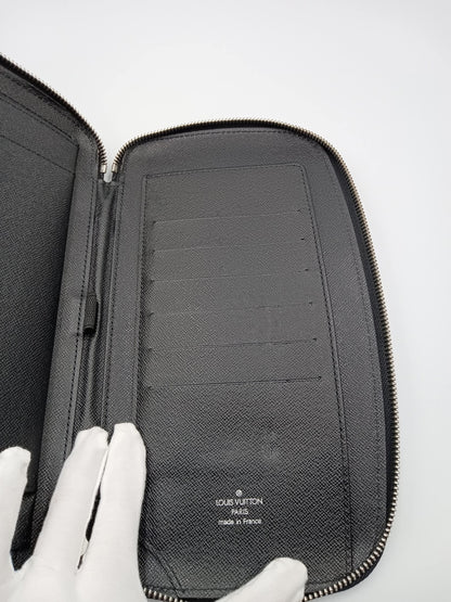 LOUIS VUITTON Taiga Leather Atoll Organizer