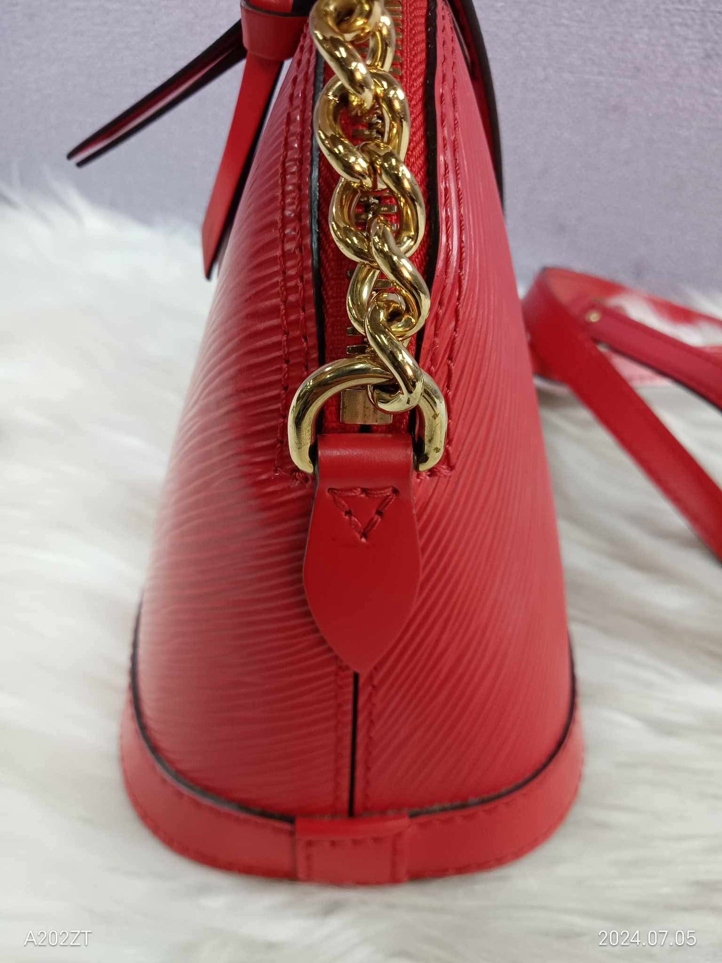 LOUIS VUITTON Epi Alma Mini