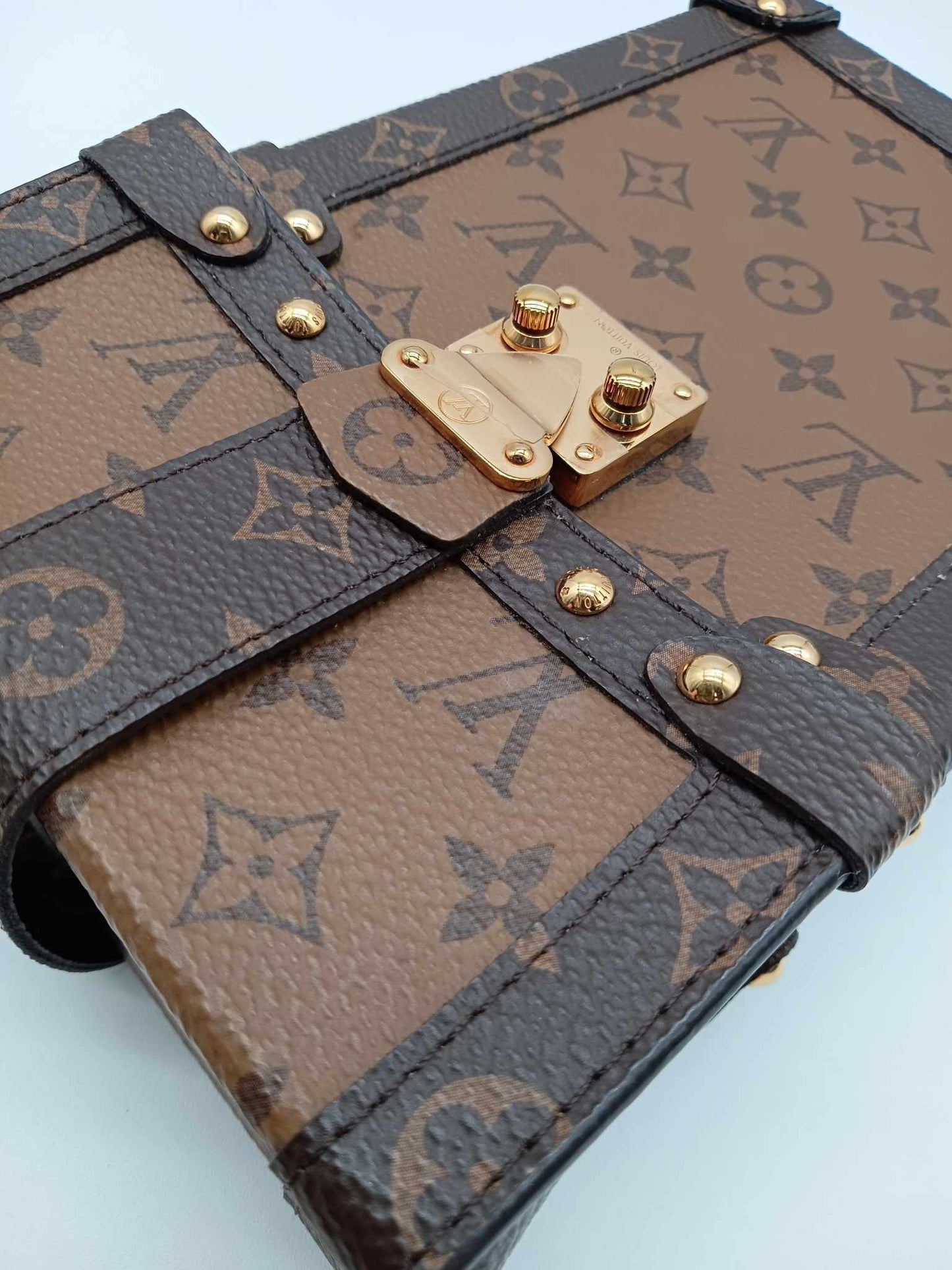 LOUYIS VUITTON Monogram Reverse Pochette Trunk Vertical