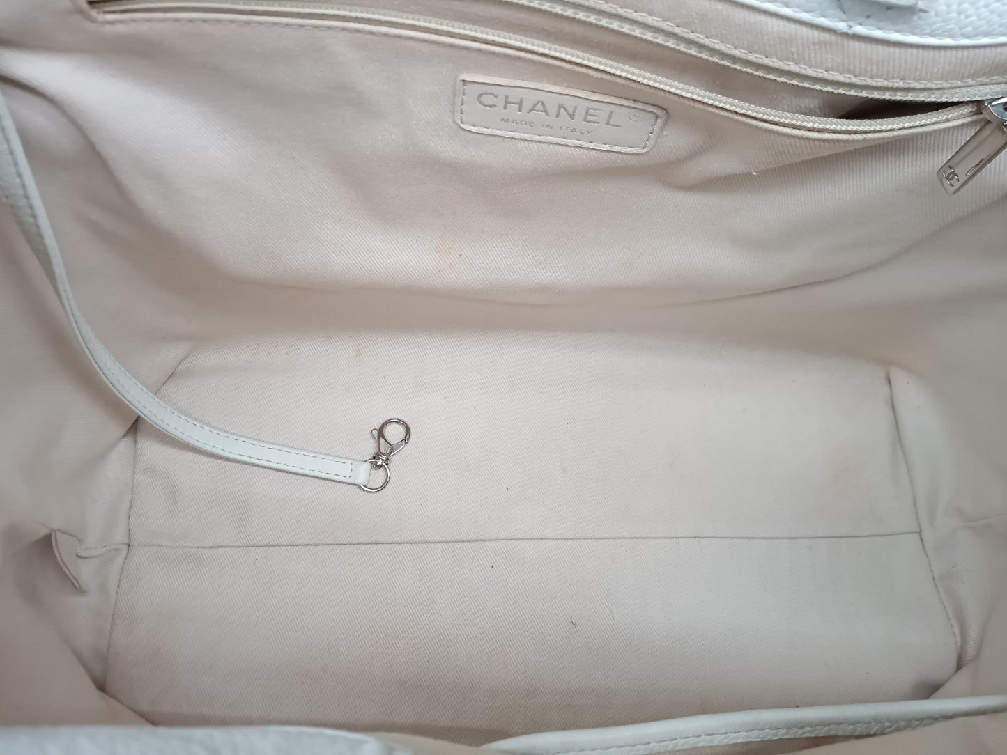 CHANEL Caviar Shoulder Bag