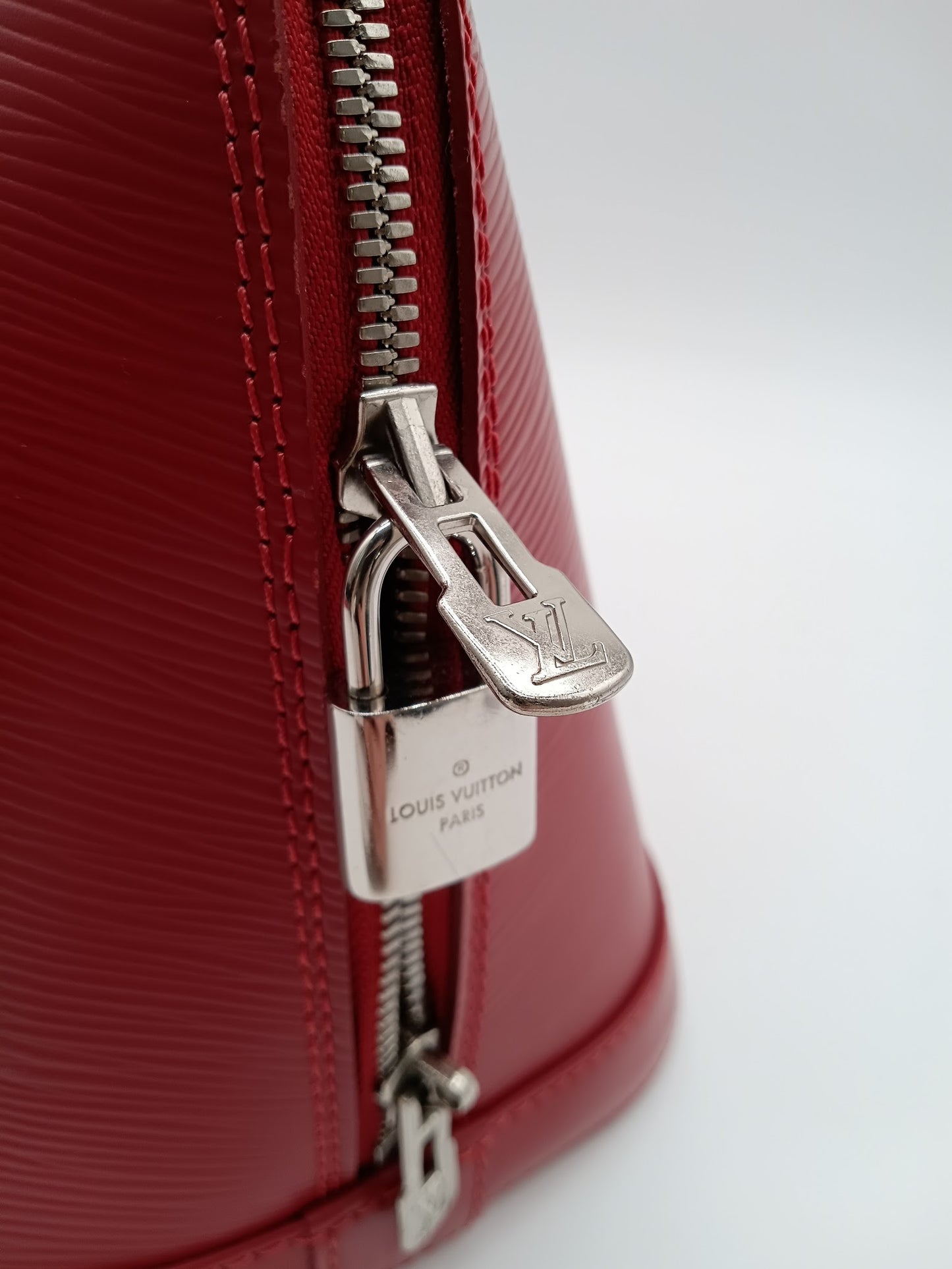 LOUIS VUITTON Epi Alma PM
