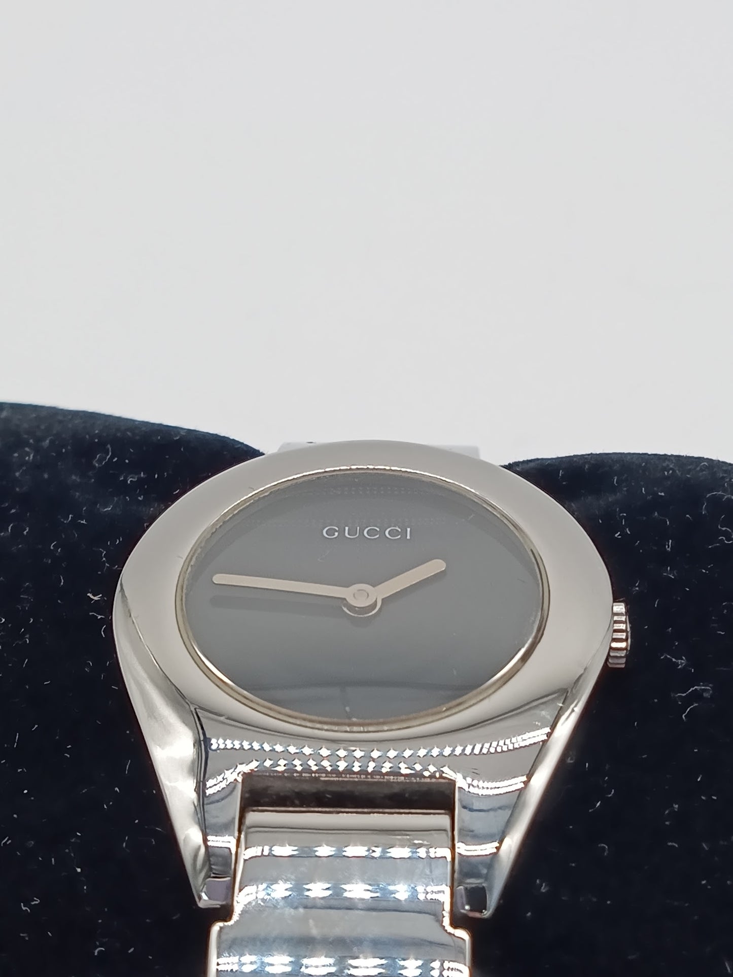 GUCCI 67OOL Bangle Watch