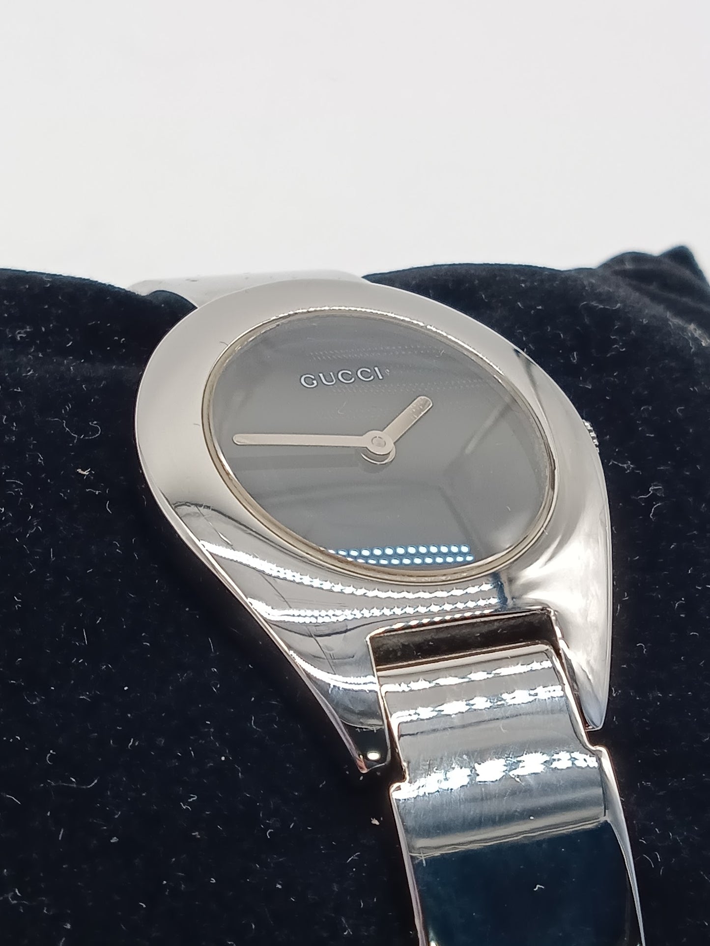 GUCCI 67OOL Bangle Watch