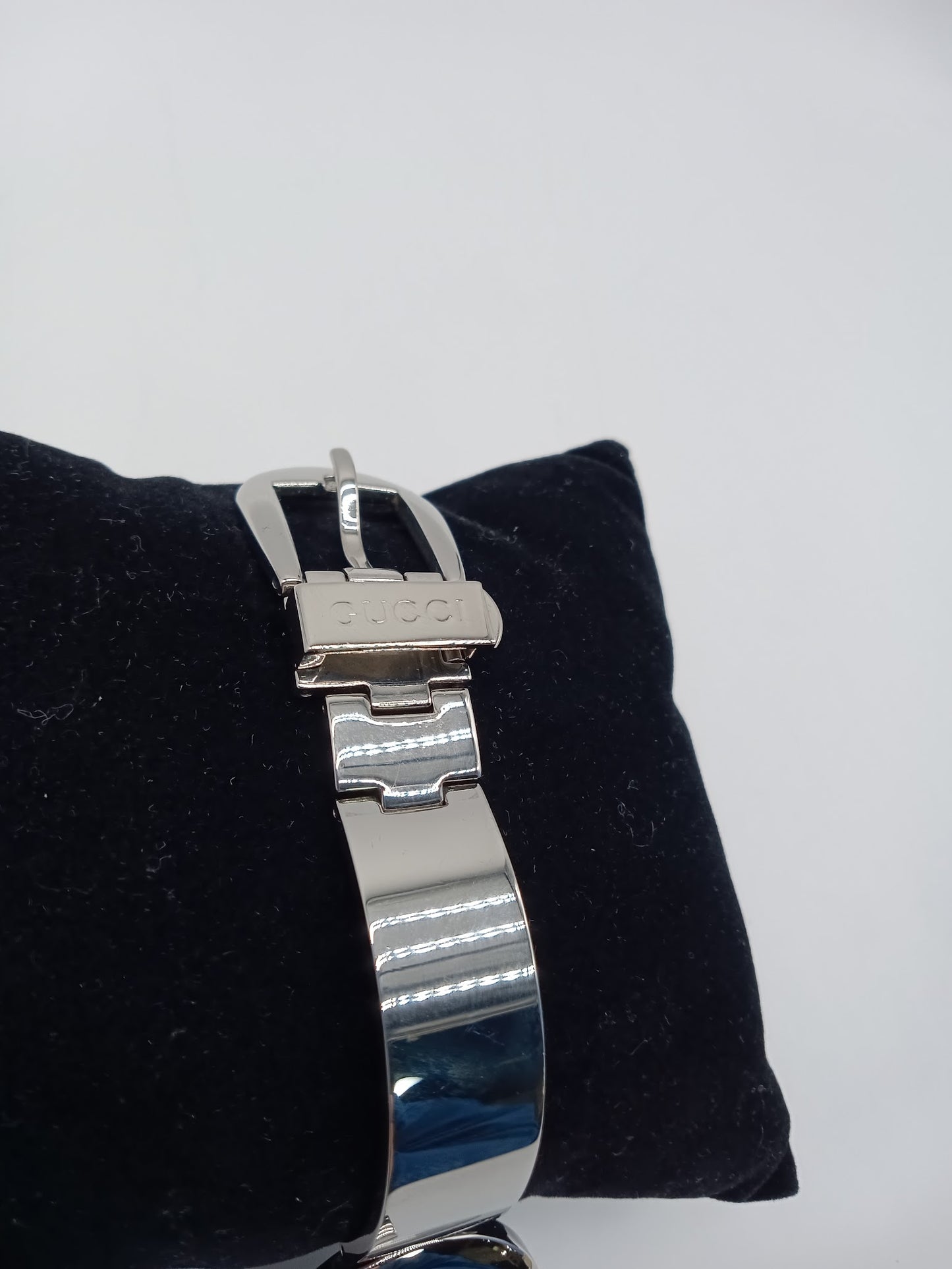 GUCCI 67OOL Bangle Watch