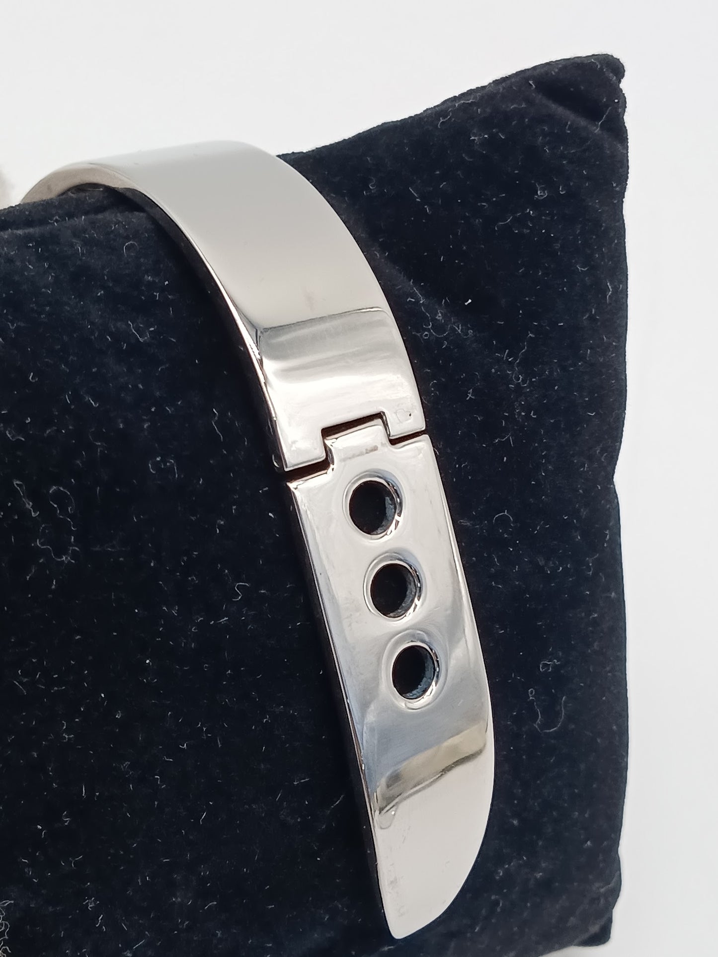 GUCCI 67OOL Bangle Watch