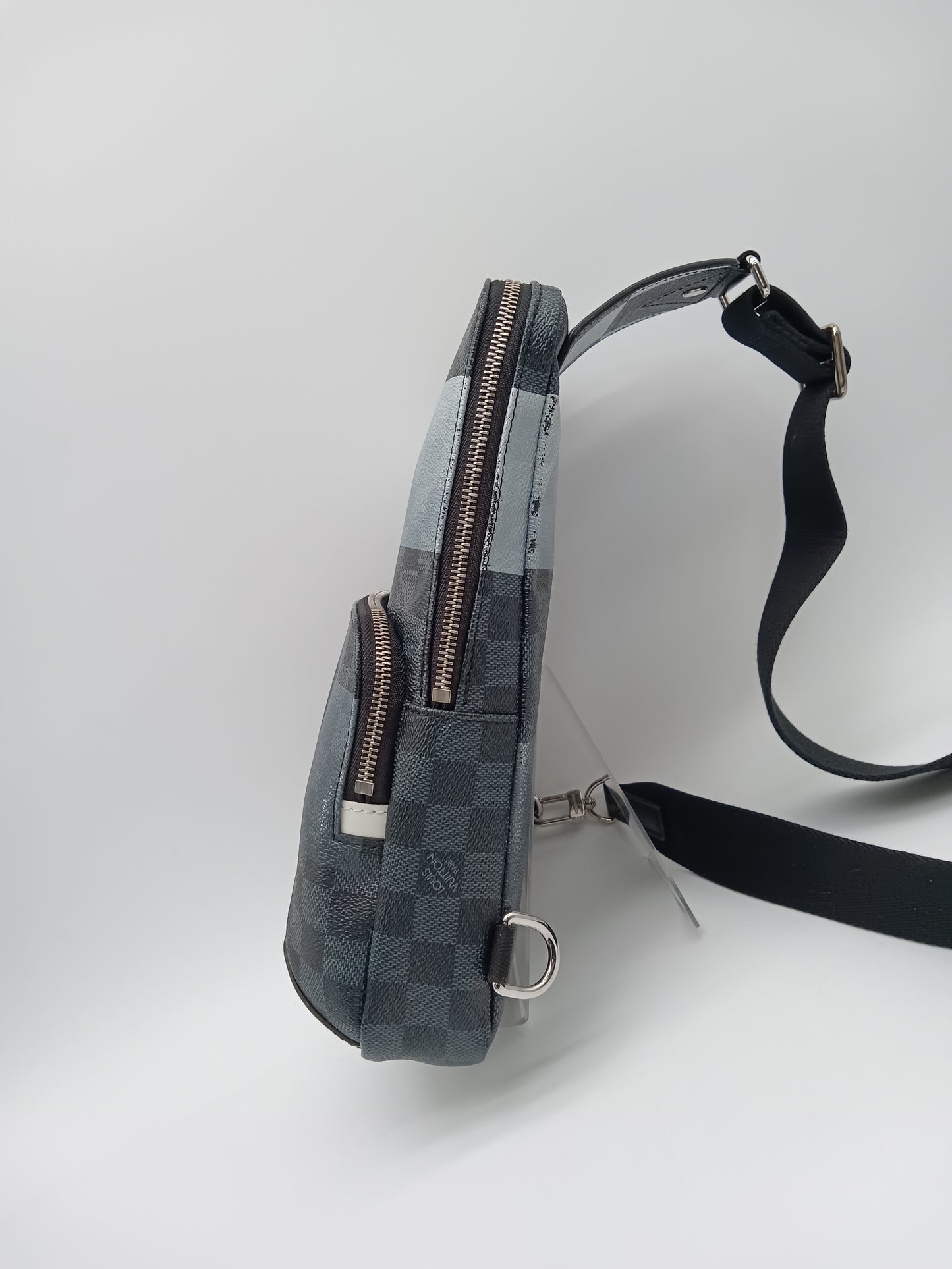 LOUIS VUITTON Damier Graphite Avenue Bag