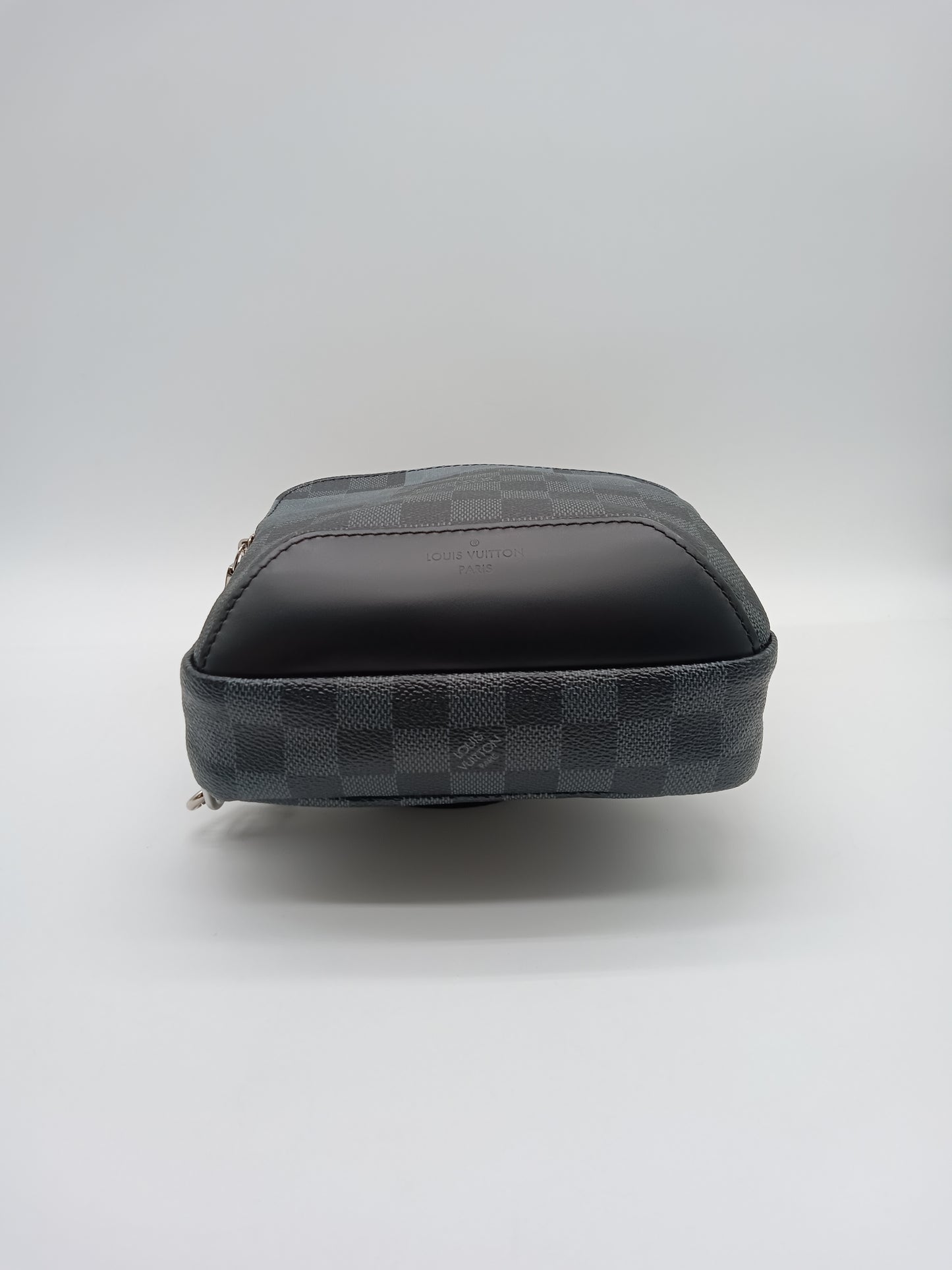 LOUIS VUITTON Damier Graphite Avenue Bag