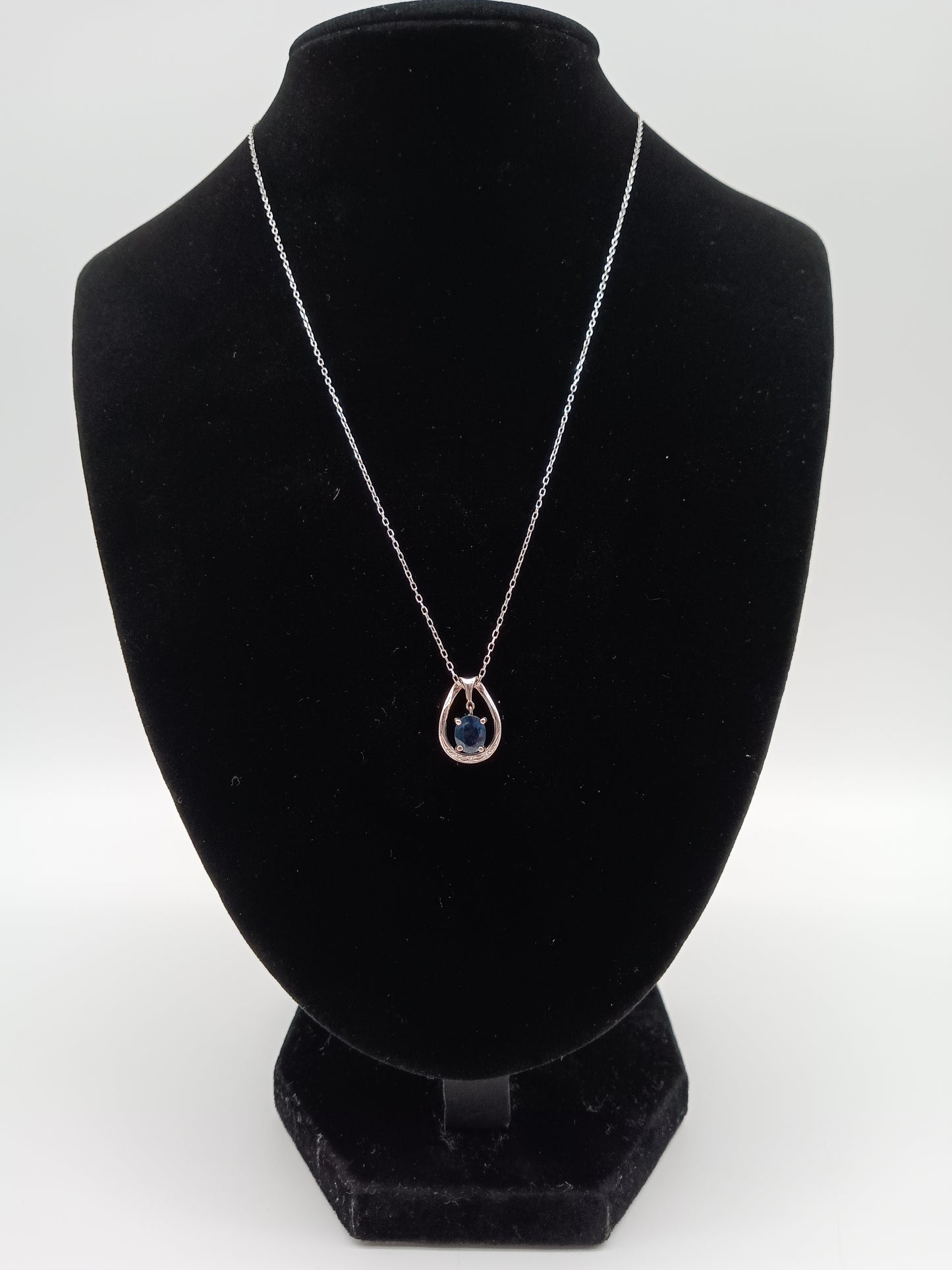 K18 White Gold Sapphire Necklace