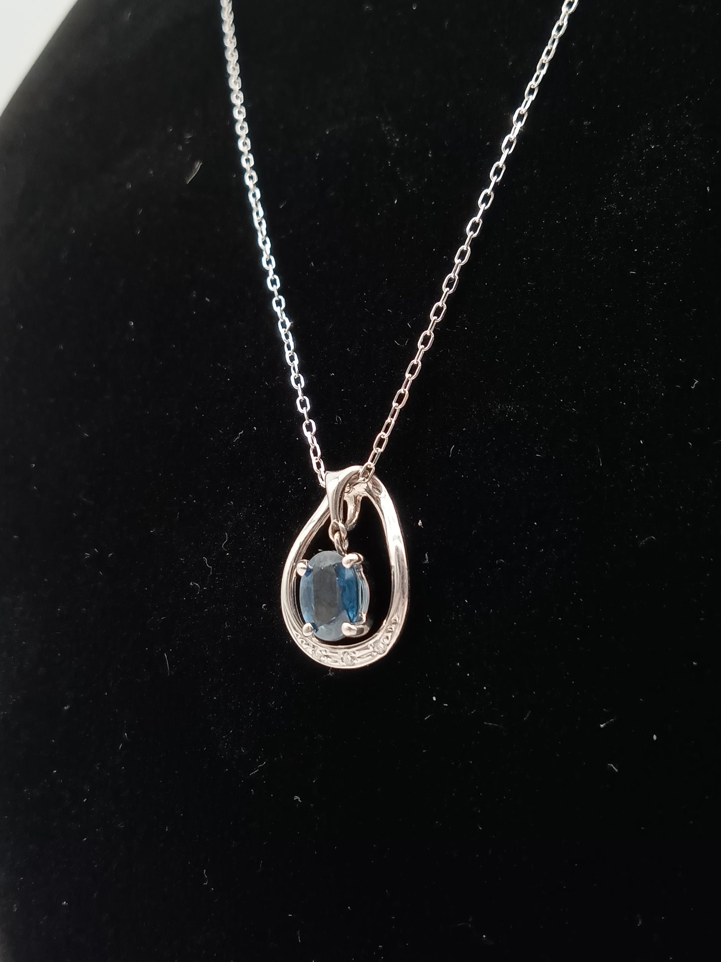 K18 White Gold Sapphire Necklace