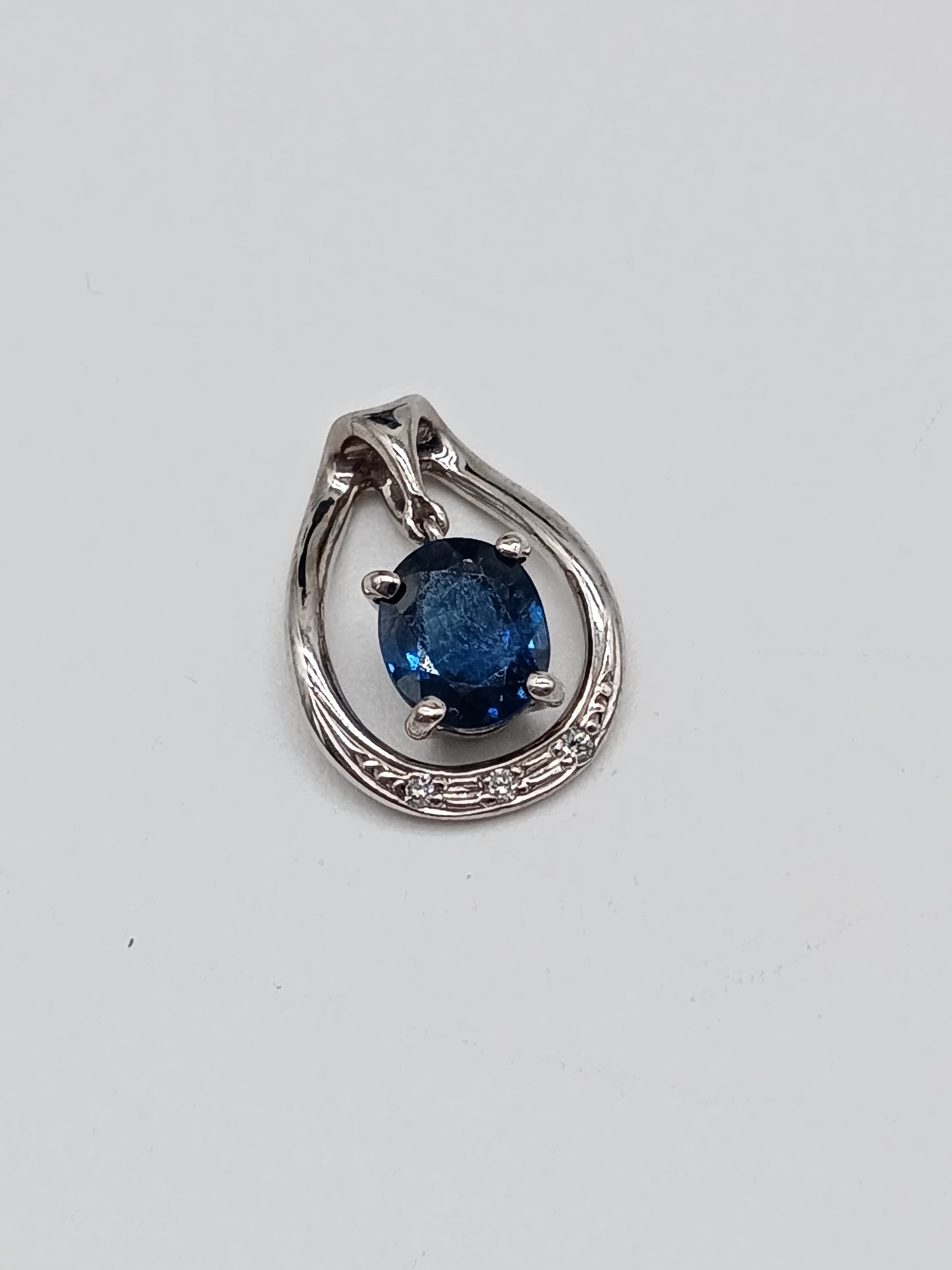 K18 White Gold Sapphire Necklace
