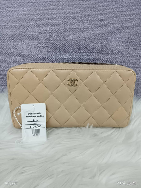 CHANEL Lambskin Matelasse Zippy Wallet