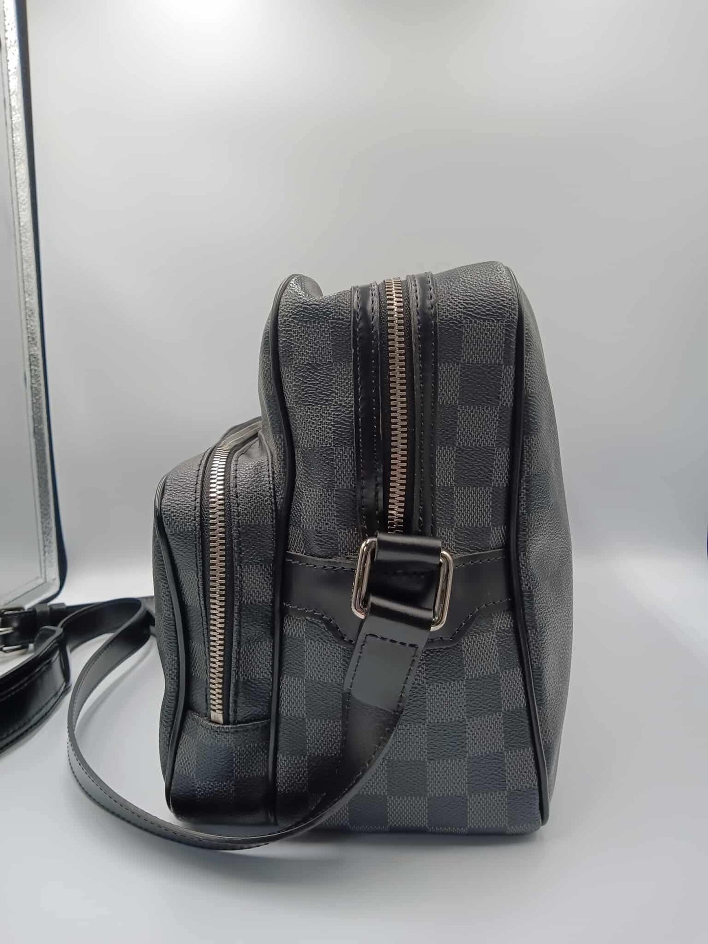 LOUIS VUITTON Damier Graphite Sac Leoh Messenger Bag