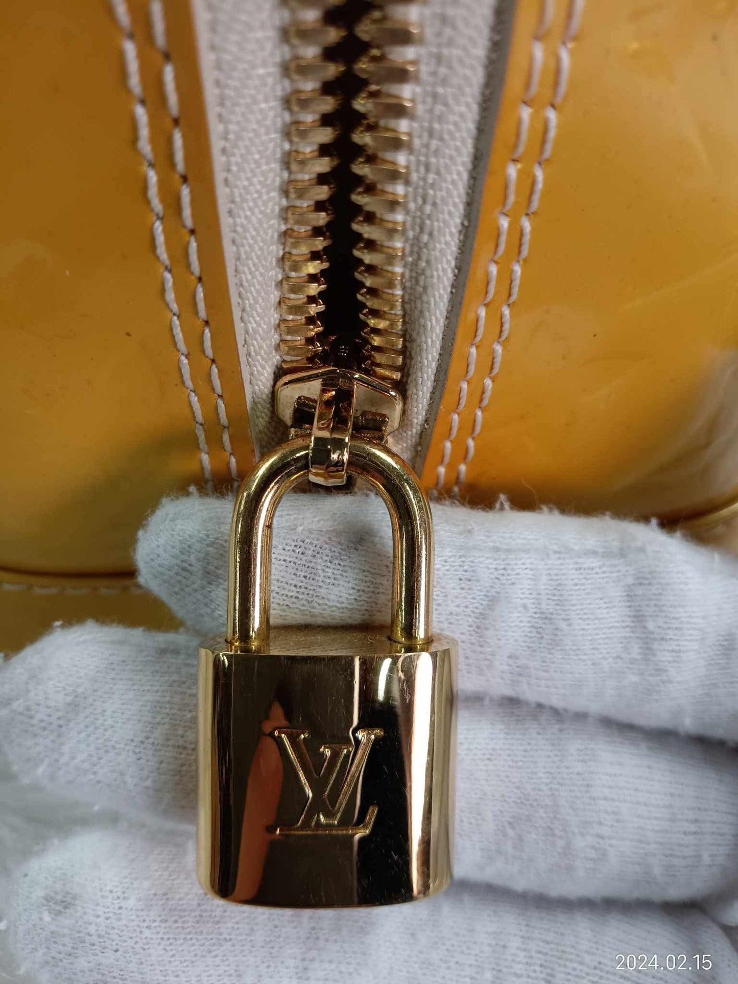 LOUIS VUITTON Vernis Alma PM