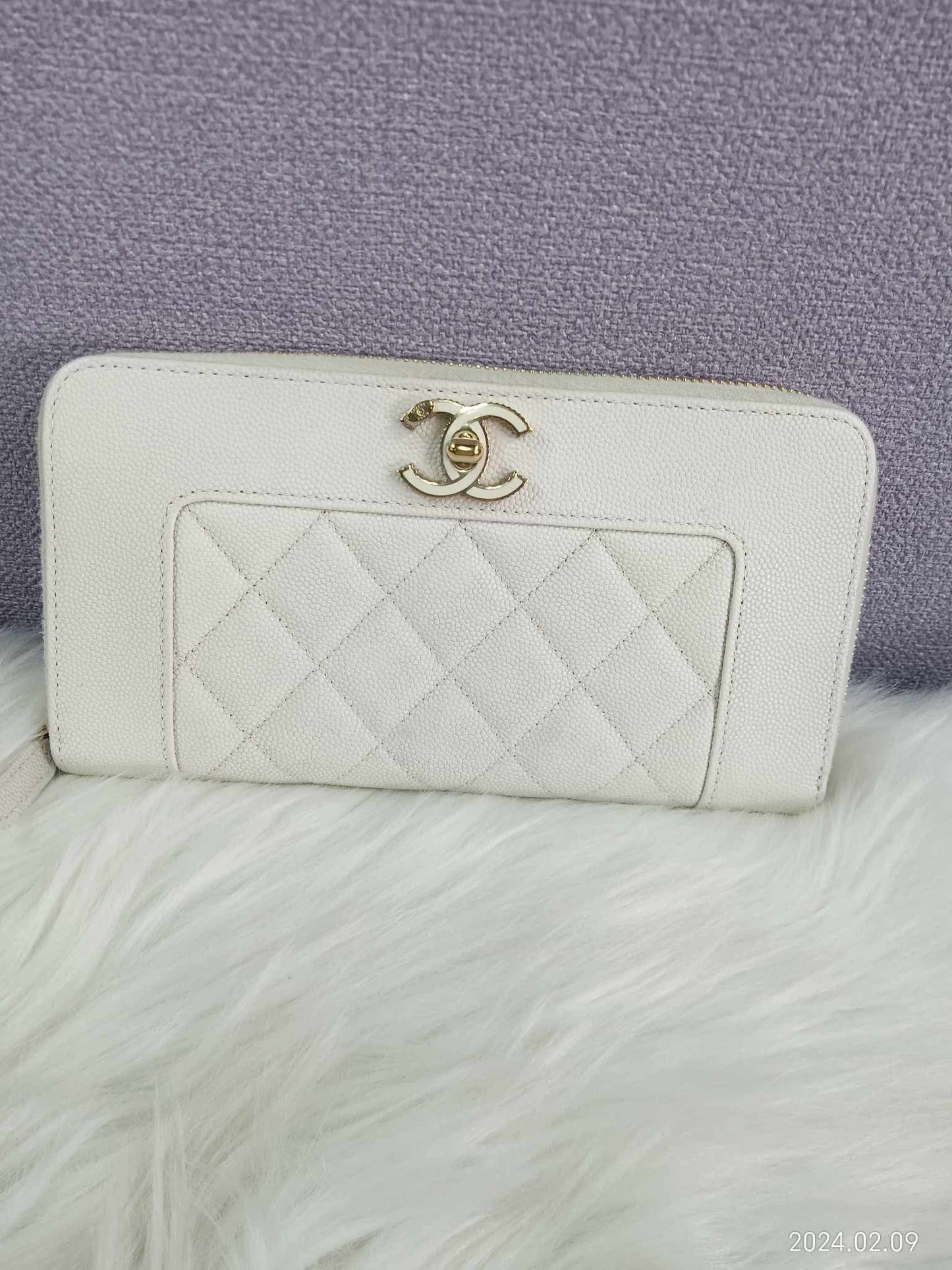 CHANEL Caviar Zippy Wallet