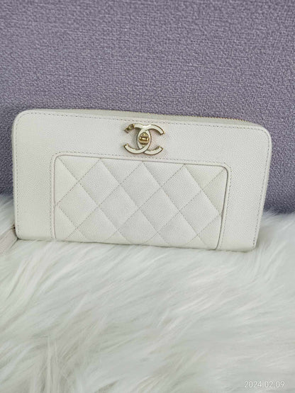 CHANEL Caviar Zippy Wallet