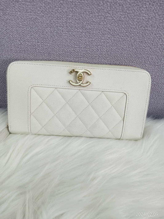 CHANEL Caviar Zippy Wallet