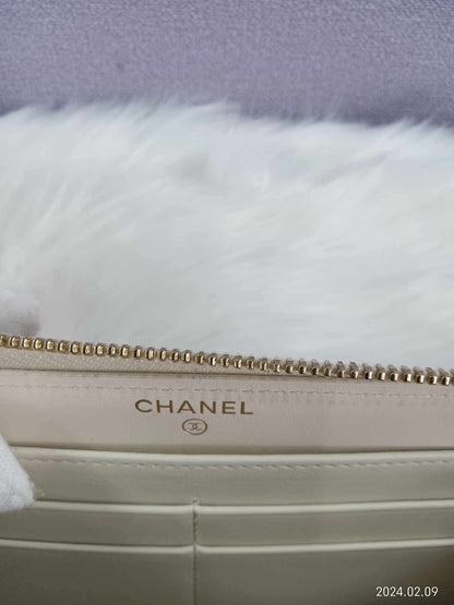 CHANEL Caviar Zippy Wallet