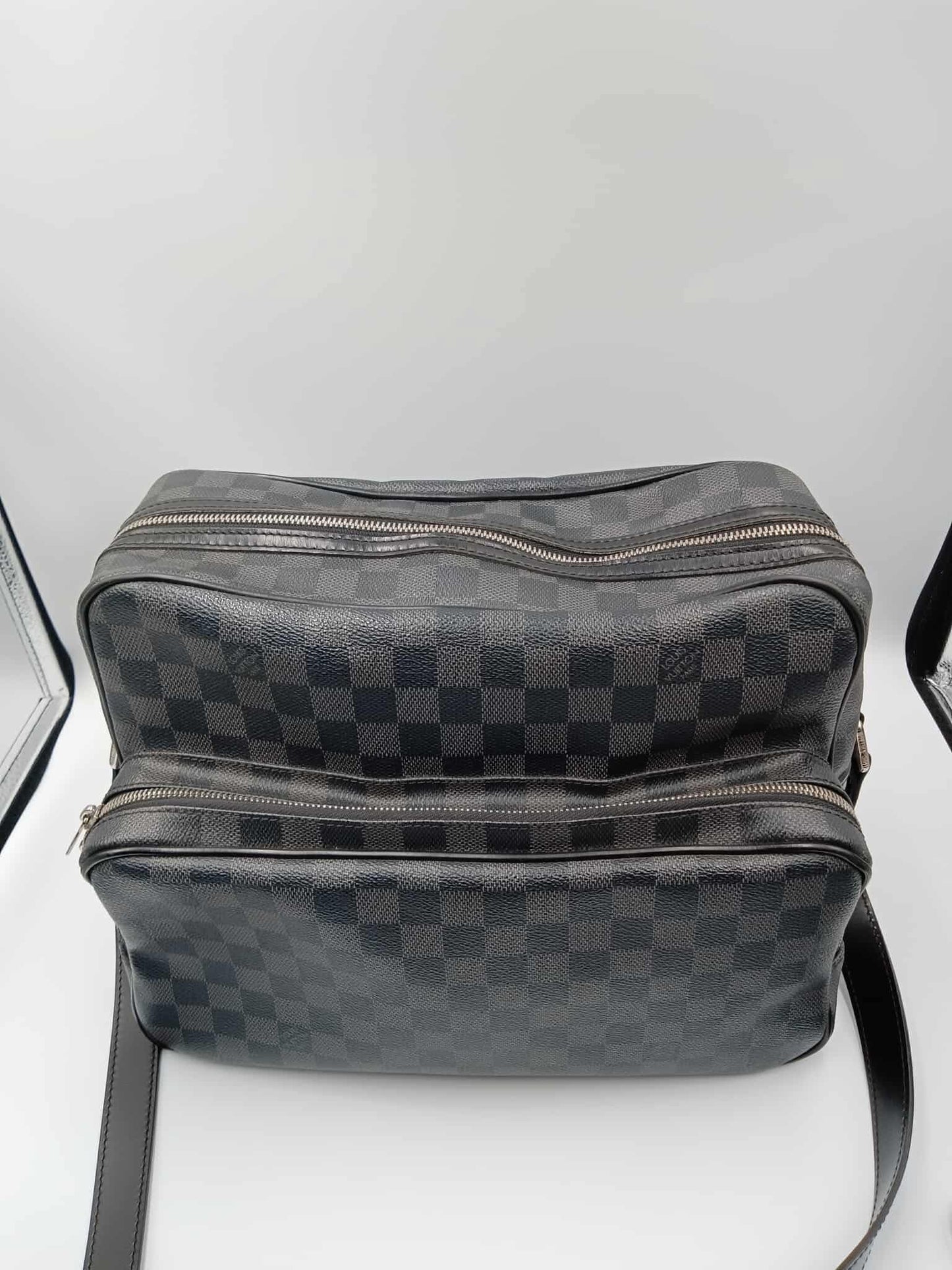 LOUIS VUITTON Damier Graphite Sac Leoh Messenger Bag